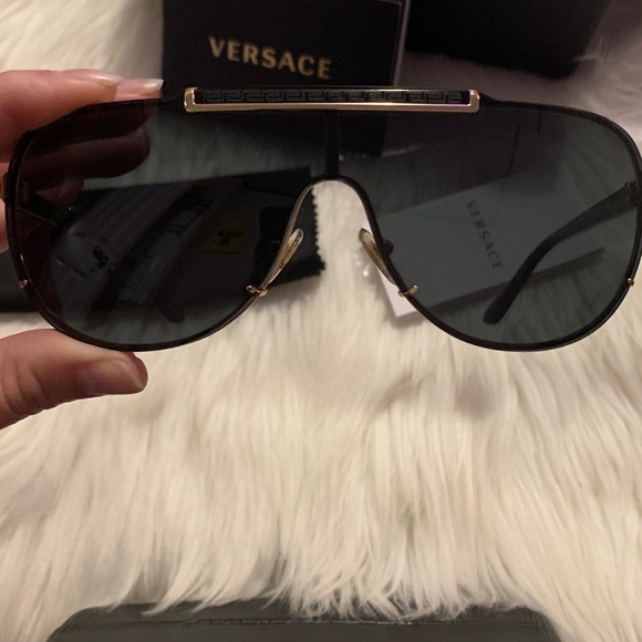 Authentic sunglasses 😎 - Picture 4 of 9